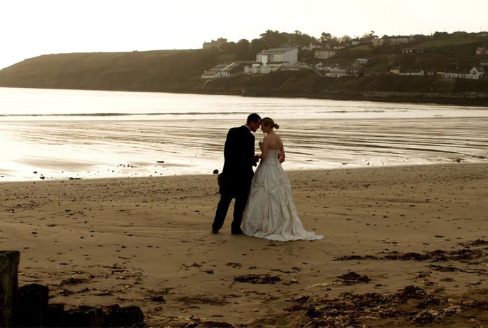 Bride-Groom-on-Beach_1060x630