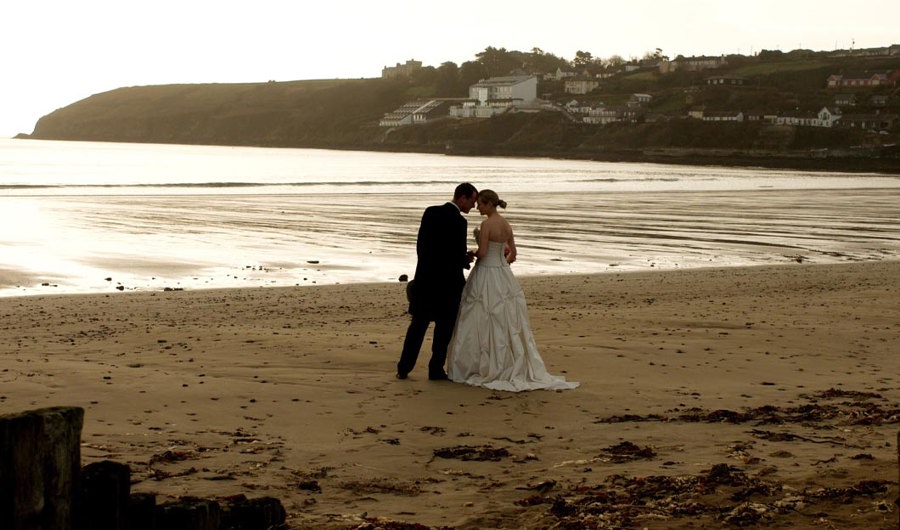 Bride-Groom-on-Beach_1060x630