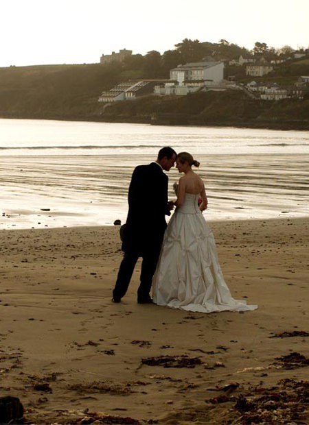 Bride-Groom-on-Beach_1060x630